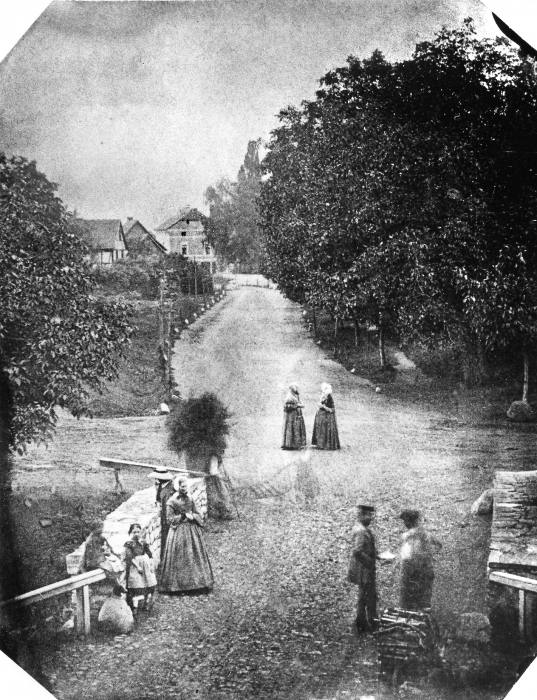 Das bisher älteste Bild von Wernigerode zeigt den Blick vom Westerntor in Richtung Friedrichstraße, die mit Kirschbäumen gesäumt ist. Im Vordergrund die steinerne Brücke über den Zillierbach.
© Dieter Oemler