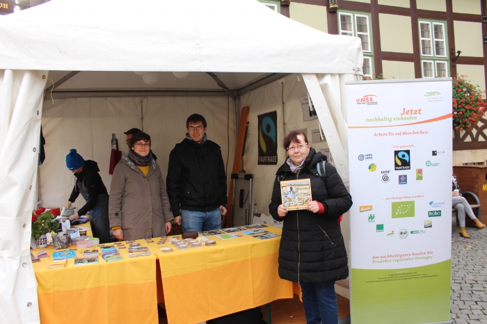 Der Stand des Eine Welt Netzwerks auf dem Marktplatz - Workshop zur Herstellung von Schokolade mit Mark Kofi Asamoah
© Christopher-Robin Paul