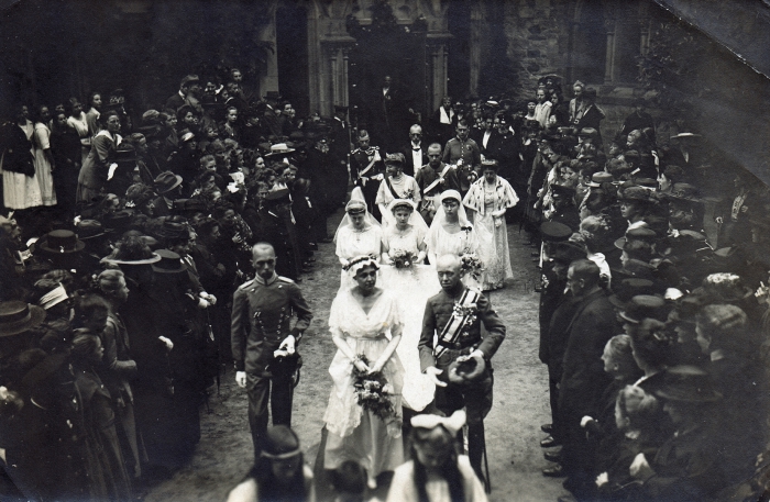 erste Reihe v. l. n. r.: Prinz Schoenaich-Carolath, Prinzessin Renata von Schoenaich-Carolath, Fürst Christian Ernst zu Stolberg-Wernigerode, zweite Reihe v. l. n. r.: drei Brautjungfern, ganz rechts Prinzessin Juliana, dritte Reihe v. l. n. r.: Marie Fürstin zu Stolberg-Wernigerode, Botho Prinz zu Stolberg-Wernigerode, Prinzessin zu Schoenaich-Carolath (Mutter der Braut), vierte Reihe: Fürst Otto
© Fotothek Harzbücherei