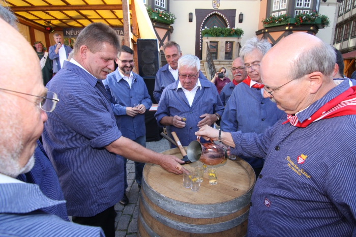 Die Küfer schenkten im Beisein von Neustadts Oberbürgermeister Marc Weigel (3. von links) und Wernigerodes Oberbürgermeister Peter Gaffert (4. von links) den ersten Weißwein des Festes 2018 aus. Zuvor tanzten sie ihren berühmten Küfertanz.
© Matthias Bein