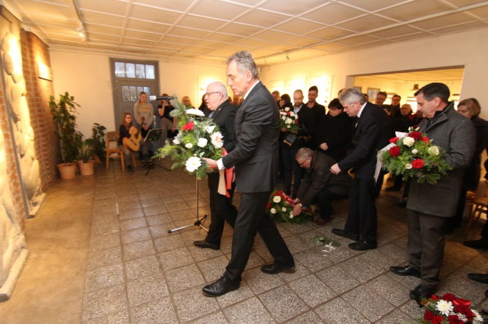 Gedenkveranstaltung in der Mahn- und Gedenkstätte Wernigerode. Oberbürgermeister Peter Gaffert (vorn) und Stadtratspräsident Uwe-Friedrich Albrecht bei der Kranzniederlegung.
© Matthias Bein