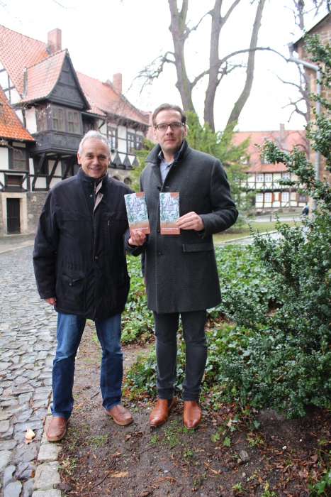 Ulrich Eichler, Umweltbeauftragter der Stadt Wernigerode und Tobias Kascha, Leiter des Büros des Oberbürgermeisters präsentieren den Flyer zum Stadt-Ökopfad.
© Winnie Zagrodnik