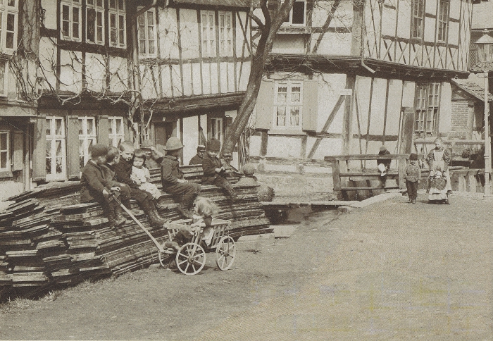 Teichdamm mit Tischlerei und Schiefem Haus um 1885
© gemeinfrei