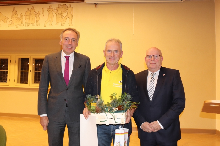 Oberbürgermeister Peter Gaffert (links) übergibt gemeinsam mit Stadtratspräsident Uwe-Friedrich Albrecht (rechts) den Umweltpreis 2019 an Enrico Kretschmar
© Winnie Zagrodnik