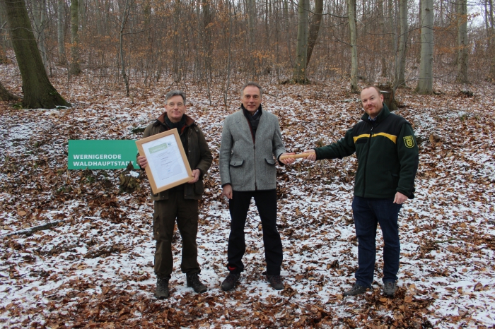 PEFC-Vorsitzende Prof. Dr. Andreas W. Bitter, Oberbürgermeister Peter Gaffert und Heidelbergs Forstbetriebsleiter Florian Haensel freuen sich auf ein ereignisreiches Jahr in Wernigerode als Waldhauptstadt und überreichen den Staffelstab.
© Petra Bothe