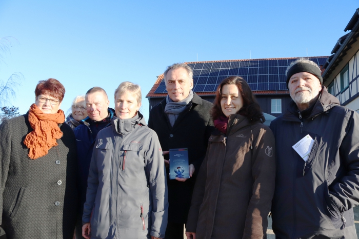 von links: Stadträtinnen Carry Barner und Dr. Martina Tschäpe: Ingo Wolf (Hochbauamt Stadt Wernigerode), Sandra Pech (Technische Leiterin der Park- und Garten GmbH, Oberbürgermeister Peter Gaffert, Projektleoterin Katrin Anders und Stadtrat Siegfried Siegel
© Winnie Zagrodnik