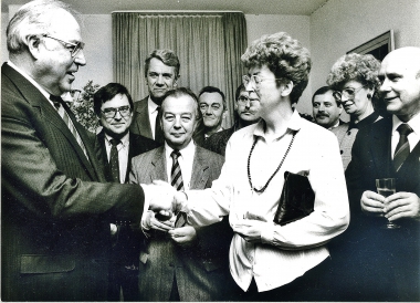 Helmut Kohl empfängt die Delegation aus Wernigerode in Neustadt/Weinstraße zur Vorbereitung der Städtepartnerschaft.
<br>- Stadtverwaltung Neustadt an der Weinstraße