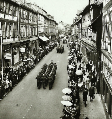 Einheit der Grenztruppen auf dem Weg zur Vereidigung
<br>- Stadtarchiv Wernigerode  (Archiv Dieter Möbius)