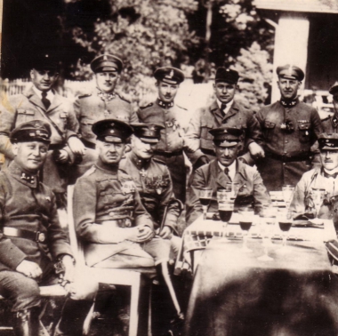 Stahlhelm-Treffen in der "Storchmühle" 1925 (2. v. l. vorn Christian Ernst II. Fürst zu Stolberg-Wernigerode). Der Stahlhelm ist der bewaffnete Arm (Saalschutz) der demokratiefeindlichen DNVP (Deutschnationale Volkspartei).
- Mahn-und Gedenkstätte Archiv