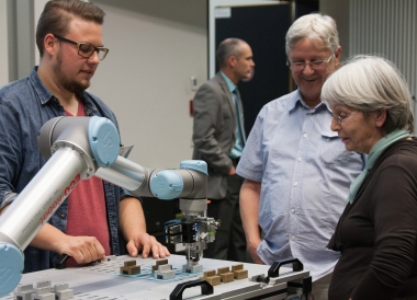 Demonstration eines Industrieroboters der Hochschule Harz  im Rahmen der Vorlesung der Generationen-Hochschule
- Hochschule Harz