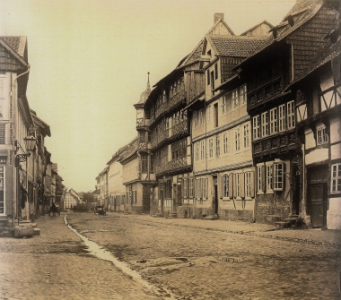 Ältestes bekanntes Foto der Breiten Straße um 1860
<br>- gemeinfrei