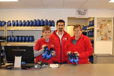 Andreas Meling, Leiter der Schierker Feuerstein Arena (Bildmitte) freut sich gemeinsam mit seinem Team (Gutrun Müller (links) und Christine Below) auf den Saisonstart
- Petra Bothe