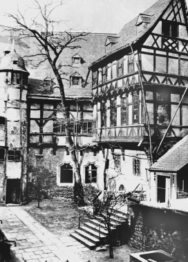 Der Innenhof des Schlosses 1862 vor dem Umbau zum Repräsentationsschloss
- Dieter Oemler