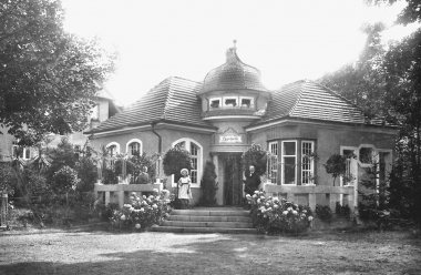 Im Salzbergtal baut die Stadt eine Lesehalle. Für Sommergäste liegen Zeitungen und Zeitschriften aus.
<br>- Dieter Oemler