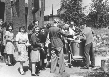 Ausgabe von Betriebsessen im Fotopapierwerk 1947
- Dieter Oemler