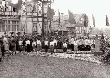 Gedenkfeier zum "Tag der Befreiung" am Karl-Marx-Denkmal in Wernigerode am 8. Mai 1978
- Archiv Mahn- und Gedenkstätte