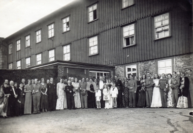 Hochzeit von Thilo von Werthern, Graf und Herr von Werther-Beichlingen und Prinzessin Walpurgis zu Stolberg-Wernigerode 1943
- Fotothek Harzbücherei