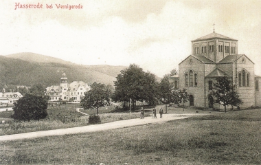 Hasseröder Kirche von 1846 mit der für die Familie Honig erbauten Villa, heute Hochschule Harz, um 1900
- gemeinfrei