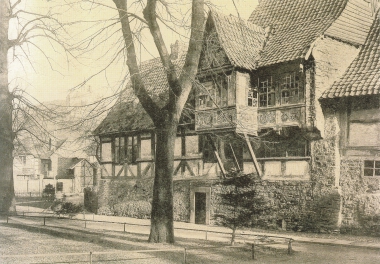 Haus Gadenstedt vor der Sanierung 1898 mit Blick auf den späteren Post-Hof
<br>- gemeinfrei