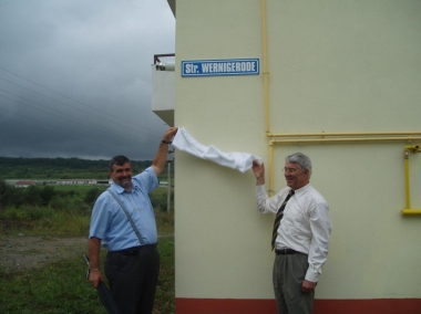 Einweihung der "Wernigeröder Straße" in Heltau (Rumänien) durch die Bürgermeister beider Städte
<br>- Regina Grothe