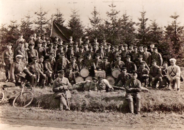 Die "Schufo" (Schutzformation), die Elitetruppe des Wernigeröder "Reichsbanner Schwarz-Rot-Gold" etwa 1931, deren Angehörige Grünhemden, Schulterriemen, blaue Mützen und schwarze Breecheshosen trugen, in der Nähe des Büchenbergs.
- Ralf Mattern: Orte der Wernigeröder Arbeiter- und Demokratiebewegung: Ein historischer Rundgang durch die Stadt und die Ortsteile