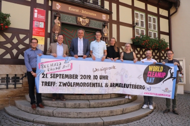 V.l.n.r.: Das Organisationsteam des World Clean Up Days: Wirtschaftsjunior Tobias Kascha, Kreissprecher der Wirtschaftsjunioren Harzkreis Carl Finck, Oberbürgermeister Peter Gaffert, Wirtschaftsjunior Markus Krull, Wirtschaftsjuniorin Janett Bauer, Wirtschaftsjuniorin Anja Koch, Wirtschaftsjunior Sebastian Pfeifer und Wirtschaftsjunior Daniel Schuhmann
- Winnie Zagrodnik